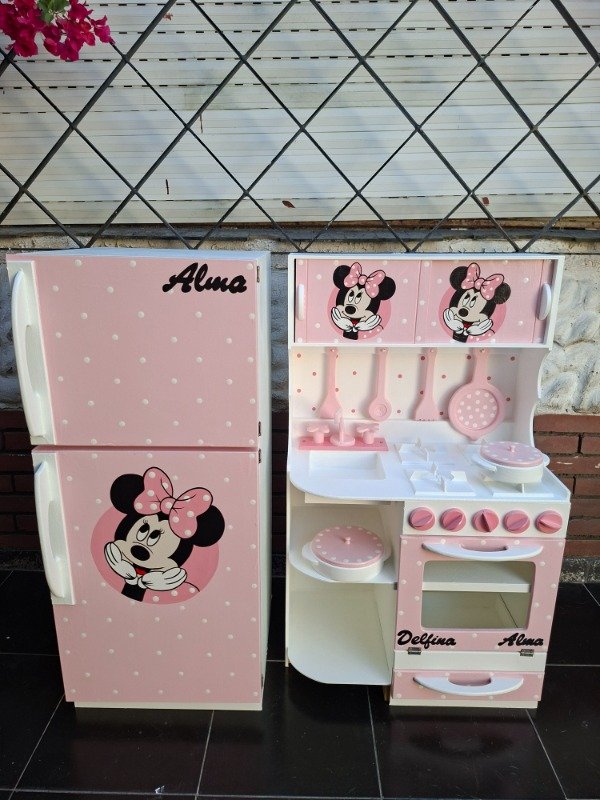 Producto - COCINA CON 4 UTENSILIOS 2 CACEROLAS Y HELADERA