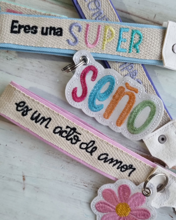 Producto - Llavero + Charms- Día del Maestro- "ENSEÑAR ES UN ACTO DE AMOR" - 4