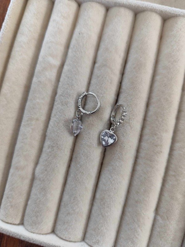 Producto - Aros argolla strass corazón + mini strass. Plateado.