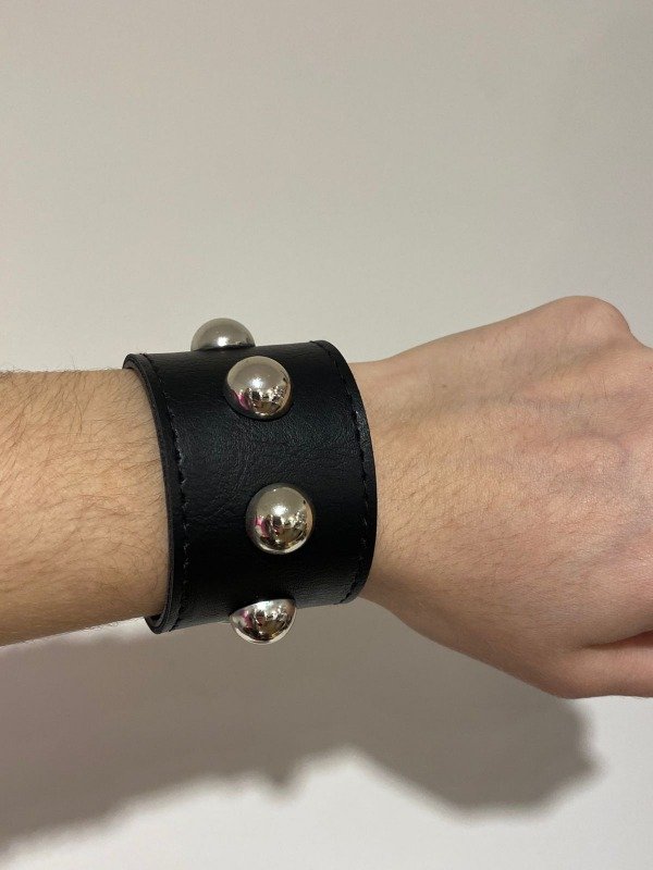 Producto - brazalete tachas plateadas