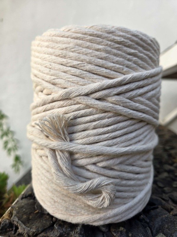 Producto - Hilo de algodón MACRAME 27 hebras 1/2 kg CRUDO