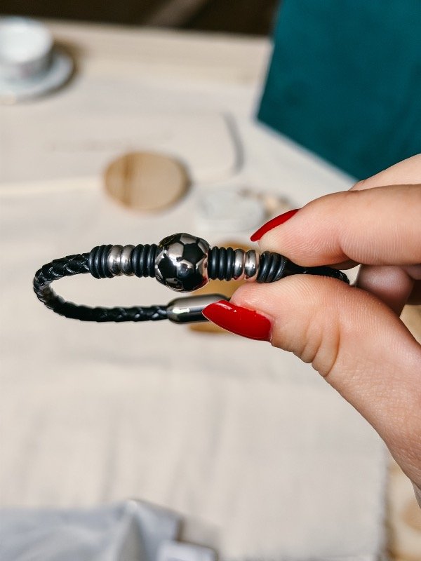 Producto - Pulsera de curo con dije de pelota de fútbol en plata