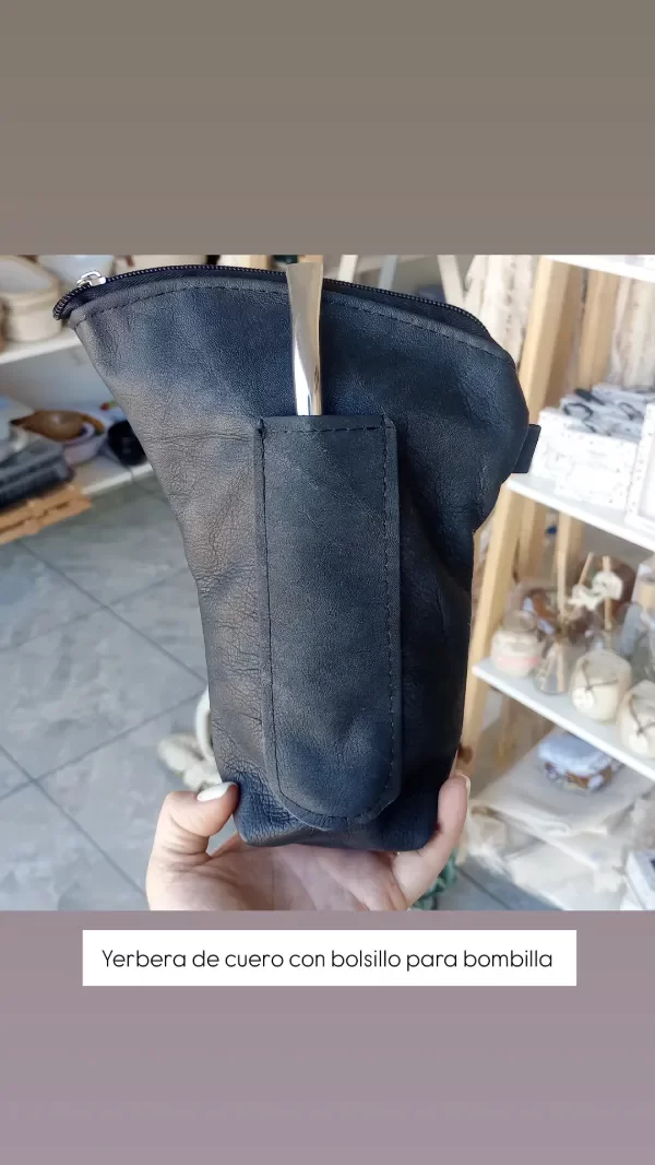 Producto - Yerbera de cuero con bolsillo para bombilla.