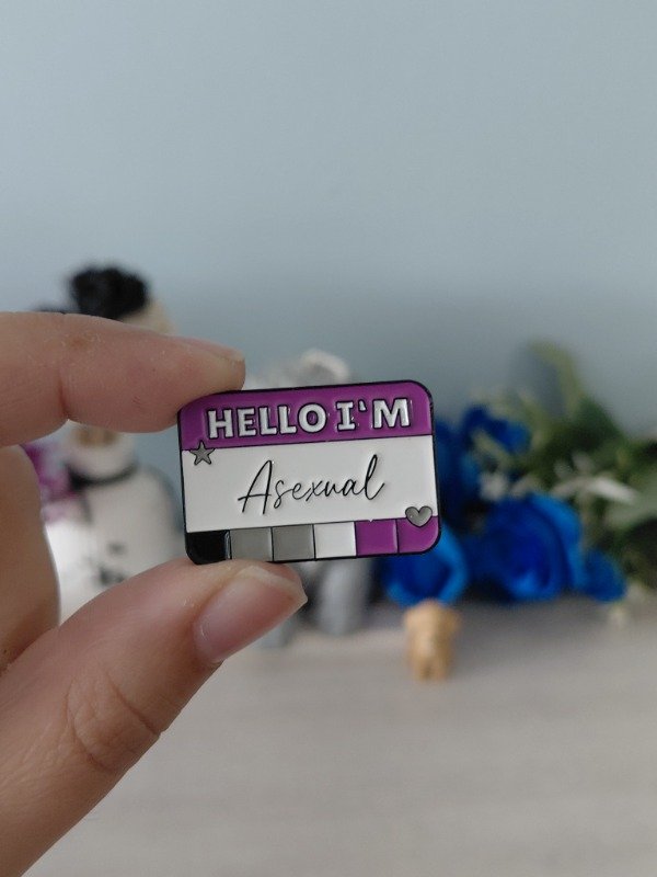 Producto - Pin metalizado - Hello, I'm Asexual #0581
