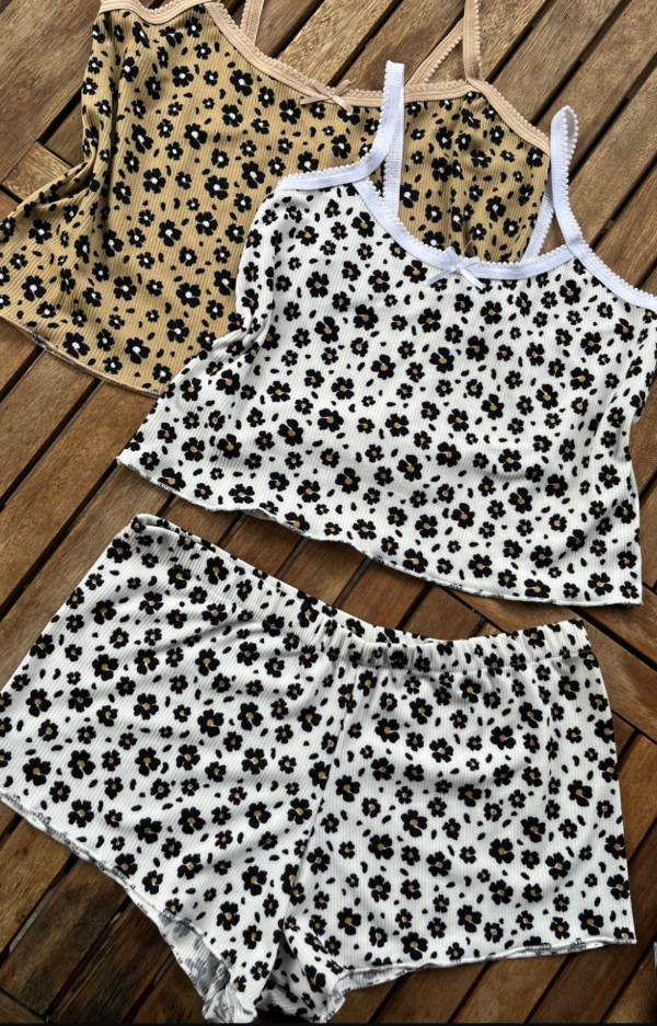 Producto - Pijama flor blanco/beige/negro