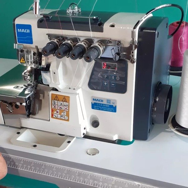 Overlock con atraque industrial Maquinas Maximiliano