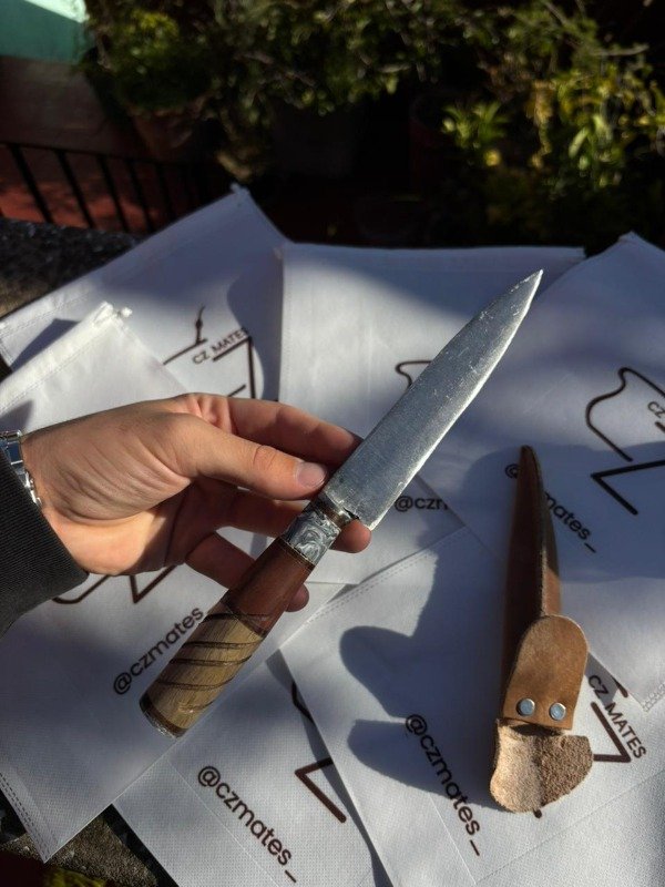 Producto - Cuchillo con mango de madera y funda