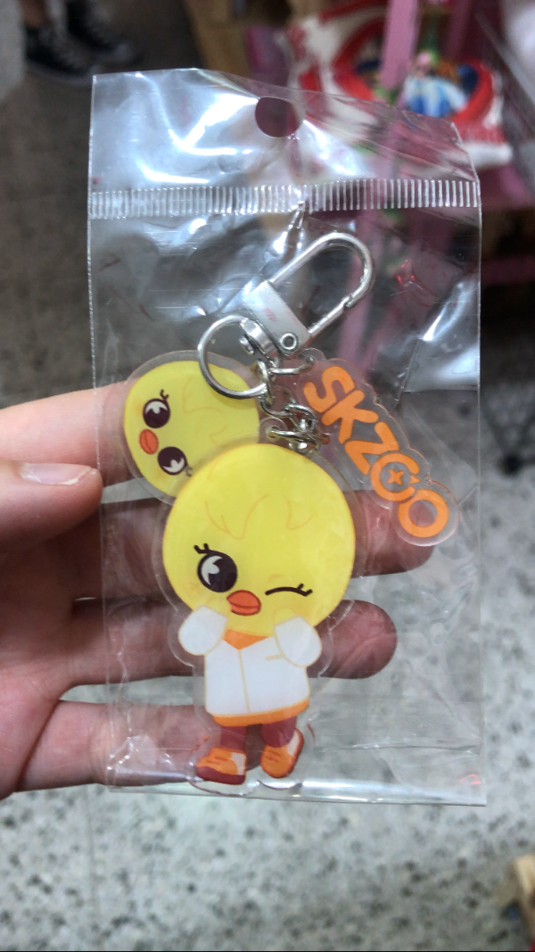 Producto - Llavero Acrílico Bbokari Skzoo Buzo Blanco