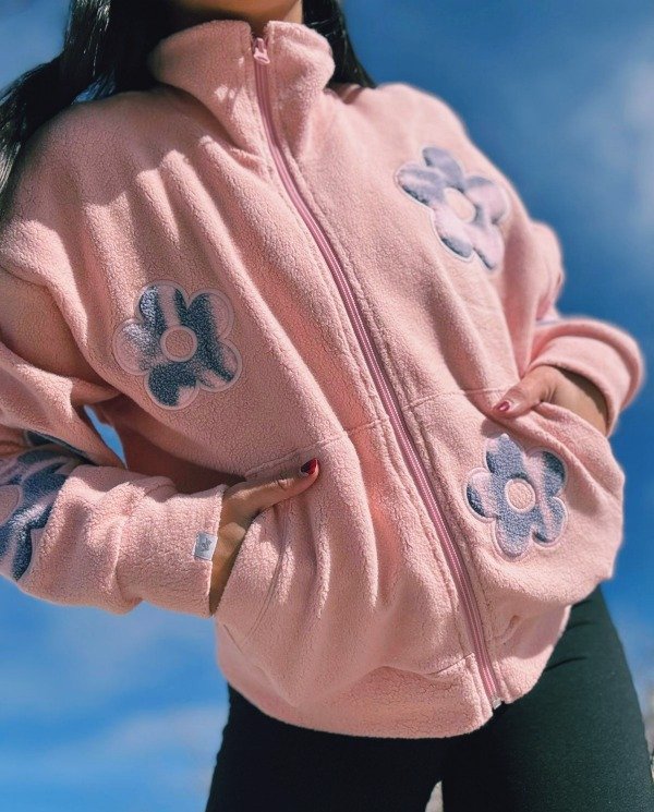 Producto - Campera corderito con apliques flores nude rosa