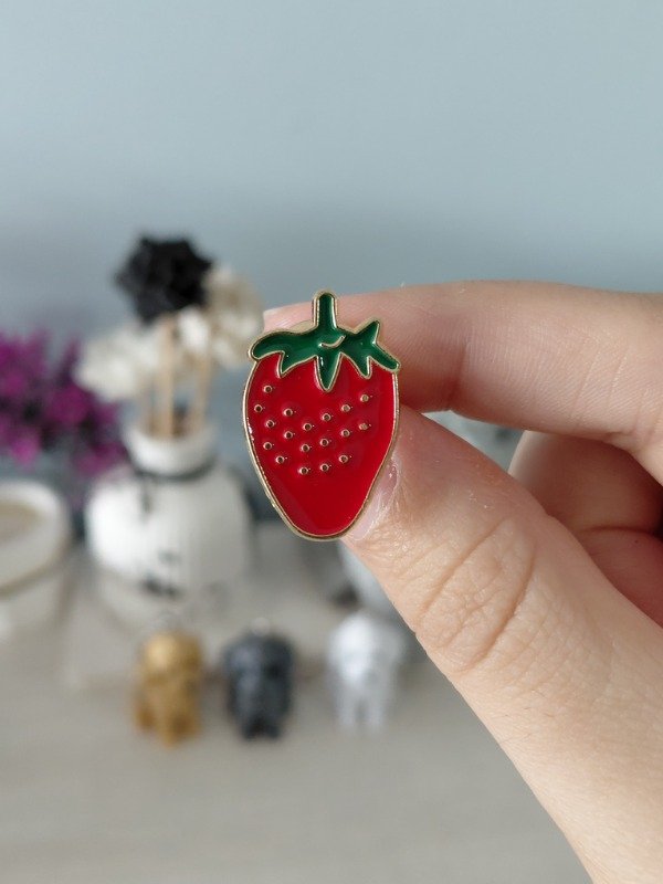 Producto - Pin metalizado - Frutilla #2965