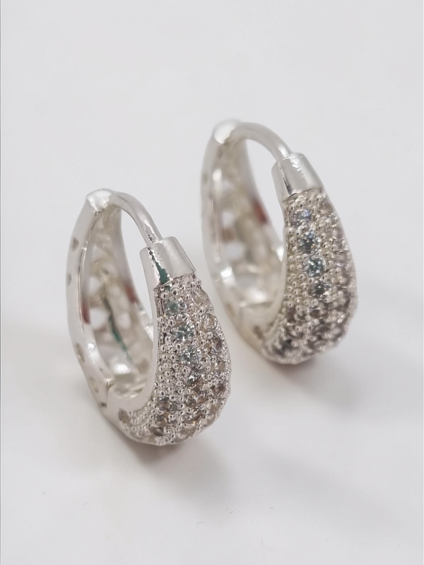 Producto - Aros acero blanco argollita Sofia semi gota text strass y calad puntera