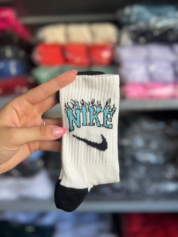 Producto - nike blanca logo celeste y negro 3/4