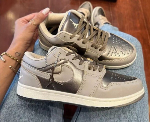 Producto - Jordan Low Beige Metalizado