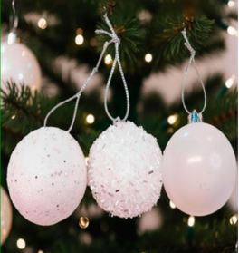 Producto - BOLITA TEXTURAS SURTIDAS 3CM 12 PCS BLANCA CON CAJA DE ACETATO  X1