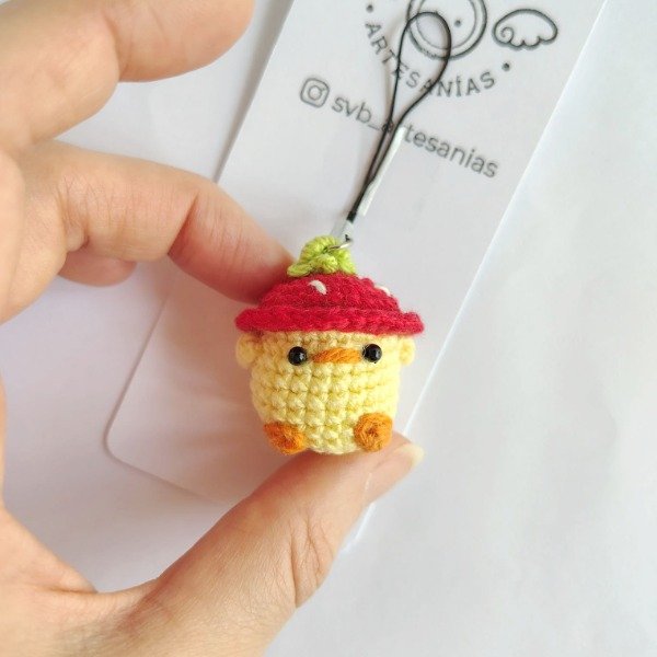 Producto - Colgante para celular pollito gorro frutilla tejido amigurumi