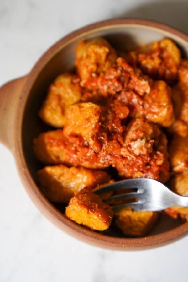 Producto - Ñoquis de zapallo, harina integral, salsa de tomate y pollo