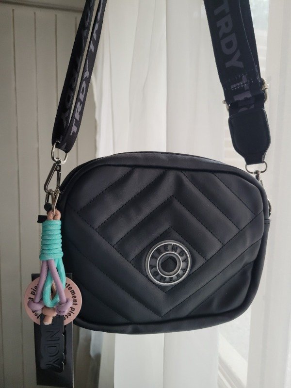 Producto - Bandolera Trendy negra con bag charm