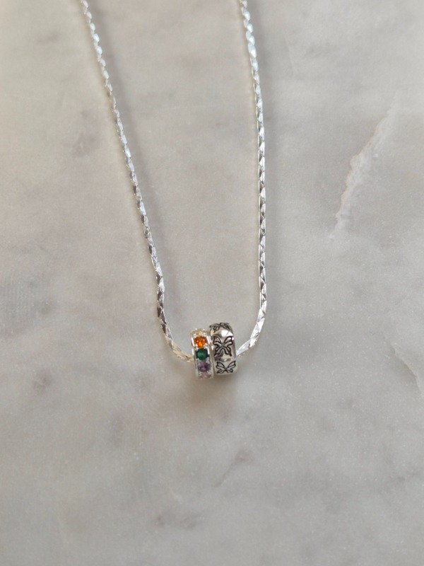 Producto - Collar con donas grabadas y strass multicolor