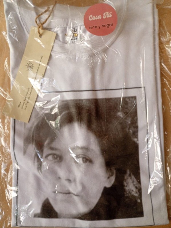 Producto - Remera Alejandra Pizarnik Retrato - Casa Titi - Talle M Mangas cortas - Nueva