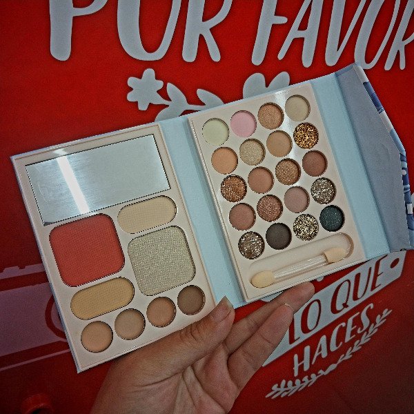 Producto - Paleta de sombras e iluminadores con espejo y aplicador