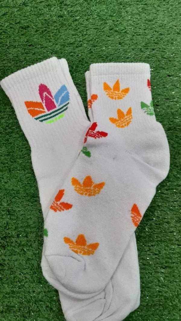 Producto - ADIDAS LOGO MULTICOLOR VARIOS BLANCA 3/4