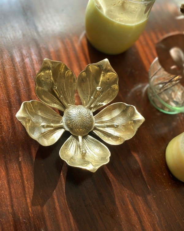 Producto - Cenicero De Bronce Flor