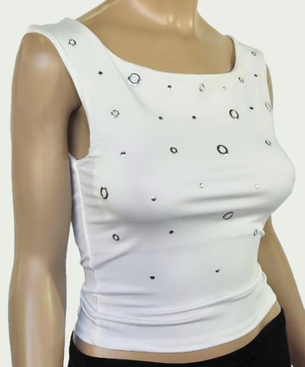 Producto - Top de lycra con tachas y ojales