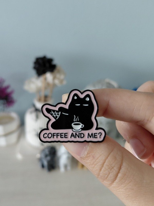 Producto - Pin metalizado - Michi "Coffee and me" #2429