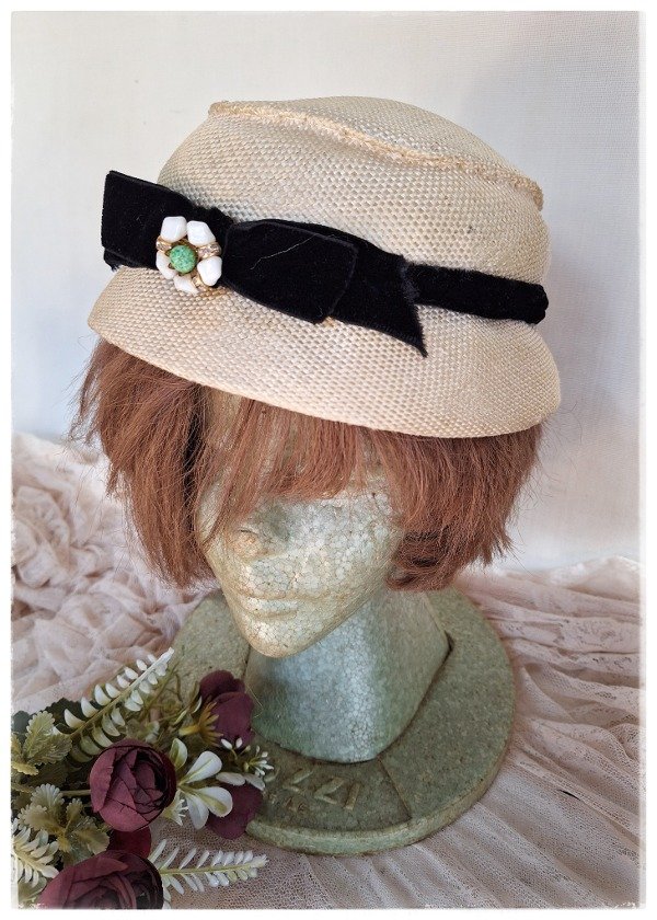 Producto - Sombrerito Color natural, moño Terciopelo negro
