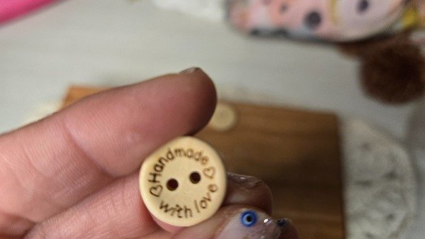 Producto - Boton madera. CON FRASE Handmade with love 1.5cm x 25
