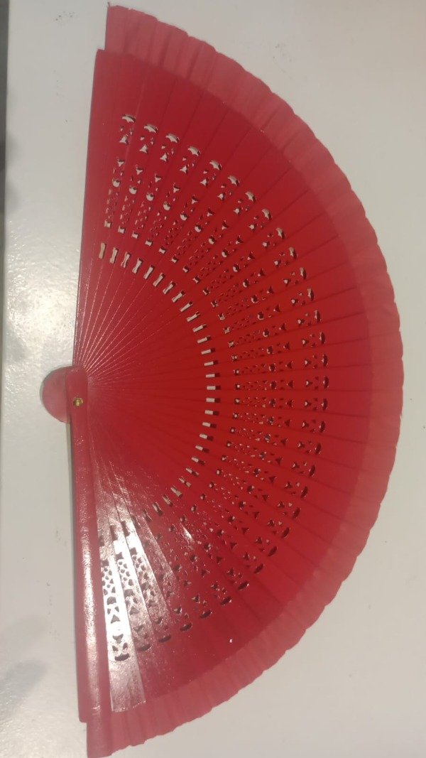 Producto - ABANICO ESPAÑOL CALADO LISO COLOR ROJO