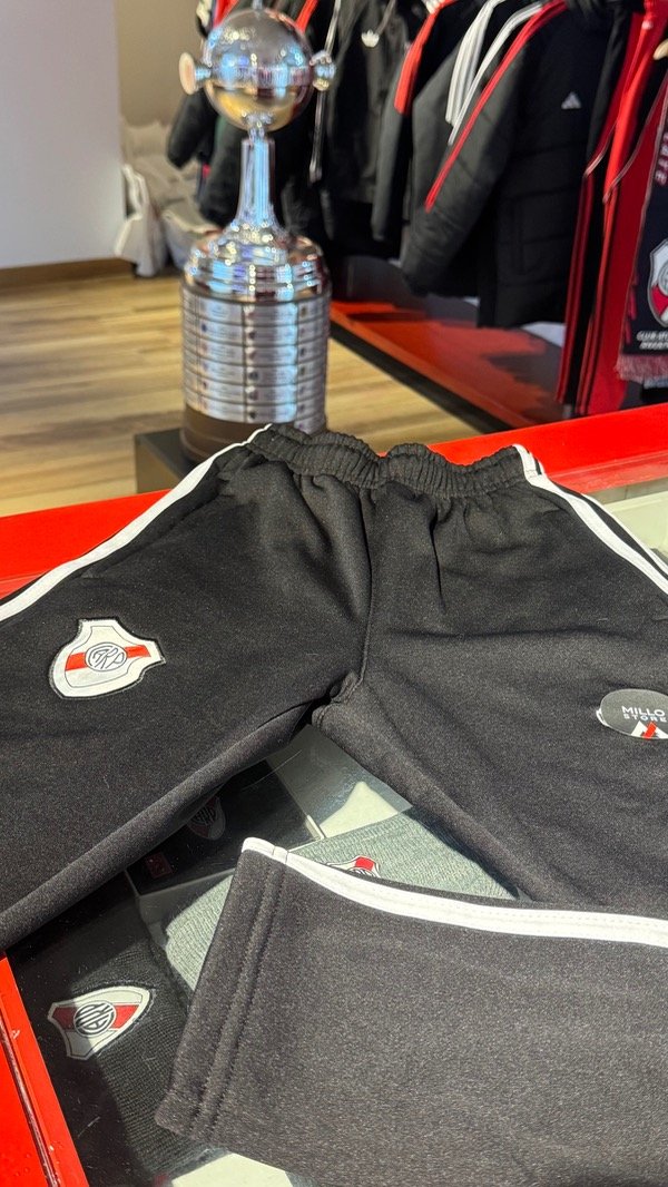 Producto - Pantalón River Plate escudo retro nueva temporada 25/26