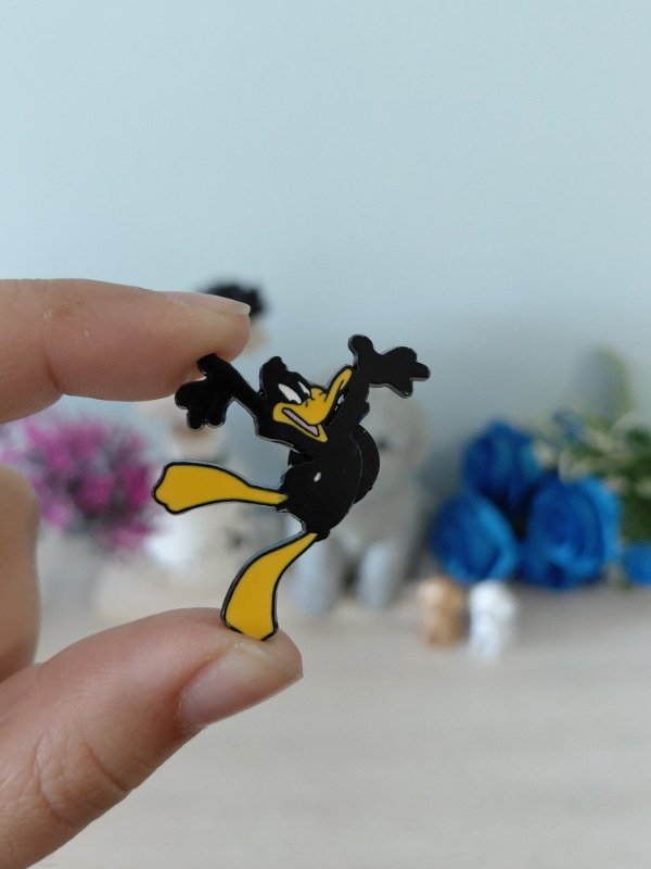 Producto - Pin metalizado - Pato Lucas #0828