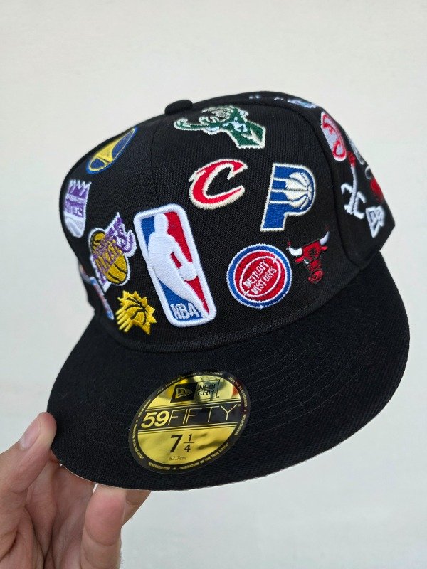 Producto - NBA All Over Multi-Patch Black New Era 59FIFTY Talle 7 1/4