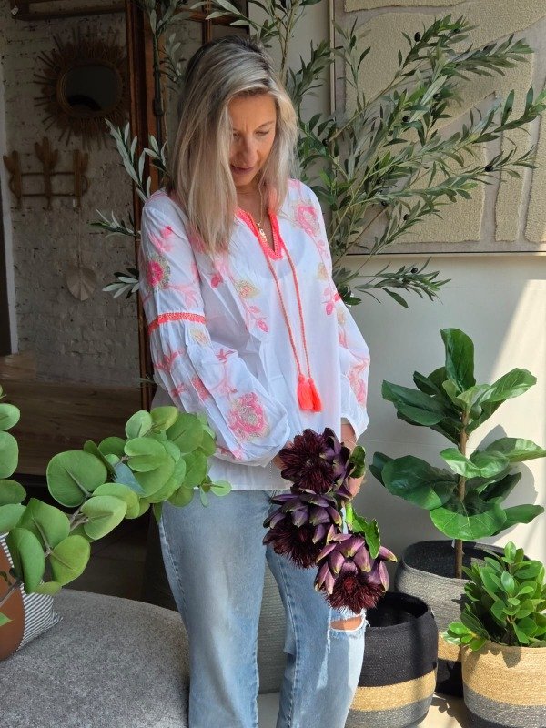 Producto - BLUSA VAR'S BORDADA FUCSIA