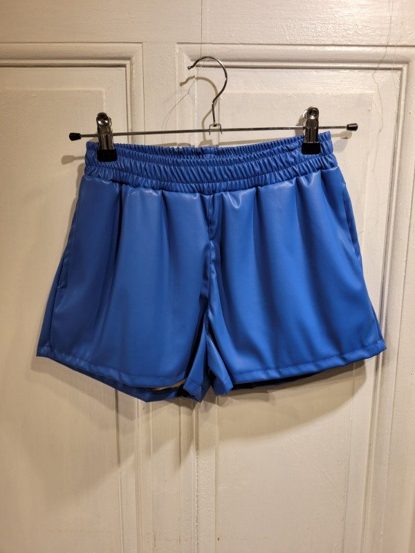 Producto - Short SO CIPPO ecocuero azul Nuevo c/etiq Talle 16 años - PRECIO: 14X