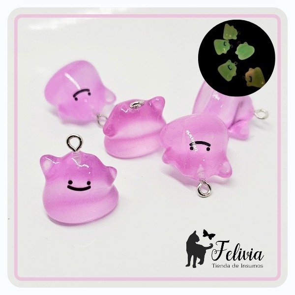 Producto - Dije Pokemon Ditto luminoso. Lila