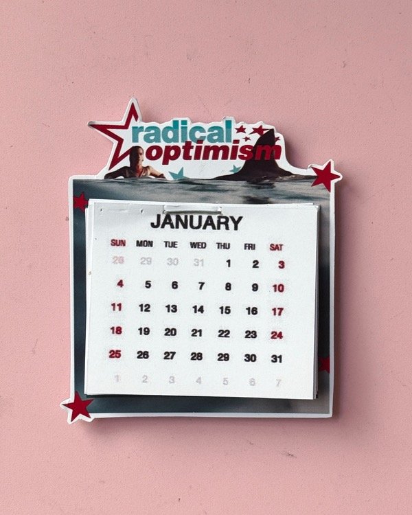 Producto - Calendario RADICAL OPTIMISM imantado - Dua Lipa