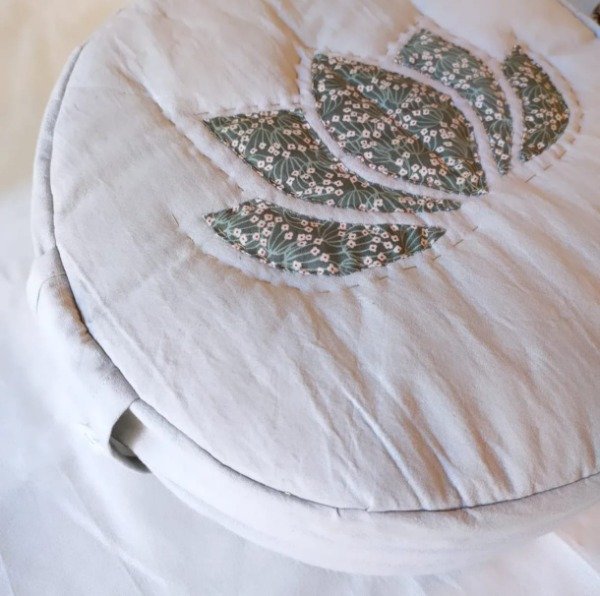 Producto - Zafu artesanal con flor de loto - 0