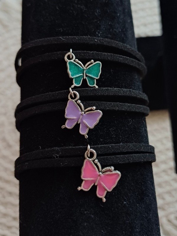 Producto - Pulsera gamuza dije esmaltado mariposa