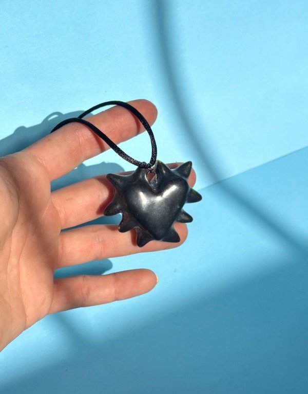 Producto - Corazón Tridimensional Puas Lateral Negro Mate y Natural