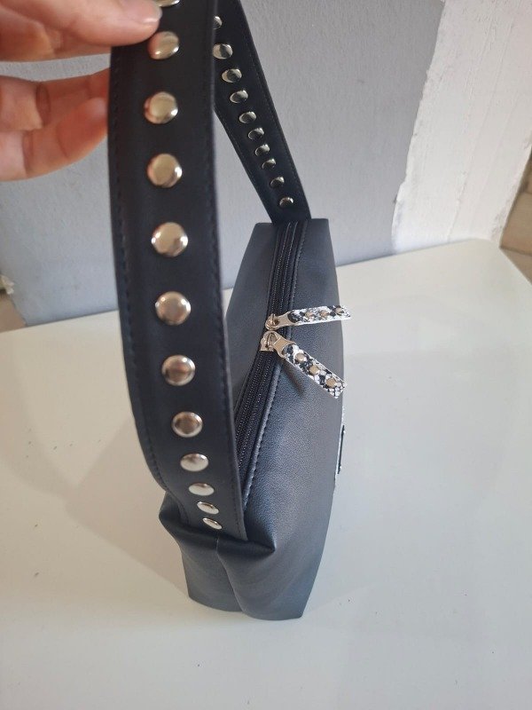 Producto - Mini Bag Ina Black con tachas grandes y detalles en serpiente - 4