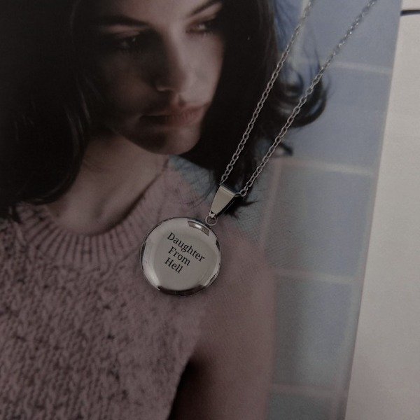 Producto - Relicario "Daughter From Hell" Gracie Abrams