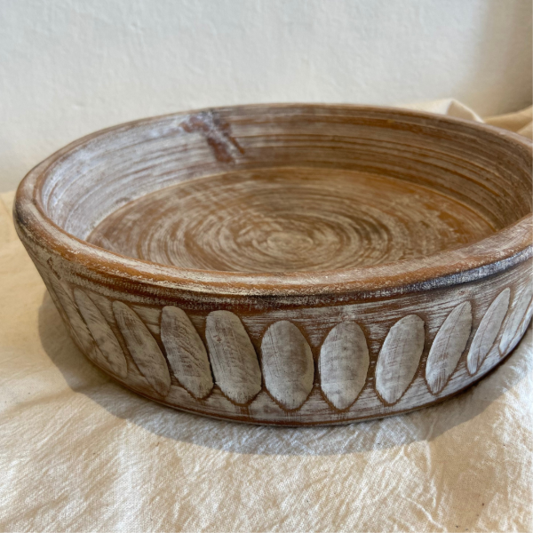 Producto - BANDEJA MADERA TALLADA DETALLES EN BLANCO