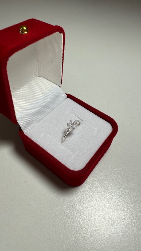 Producto - Anillo con piedra grande en el medio blanca y varias pequeñas chicas - 5