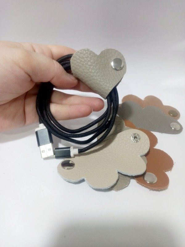 Producto - Corazón organizador de cables Gris claro