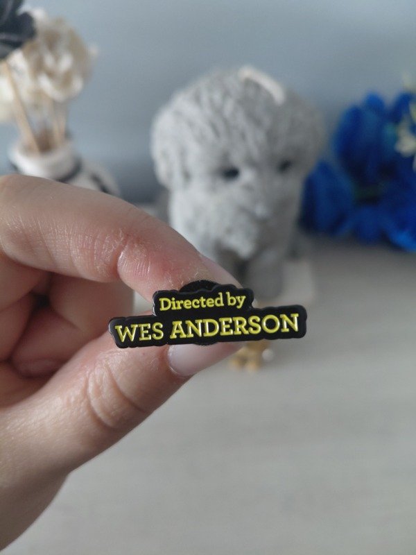 Producto - Pin metalizado - Directed by Wes Anderson #2203