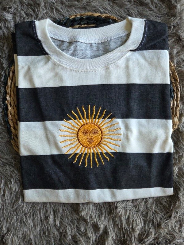 Producto - Remera Argentina de algodon Negro Sol de Mayo bordado