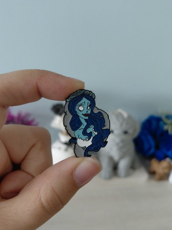 Producto - Pin metalizado - El cadáver de la novia #1995