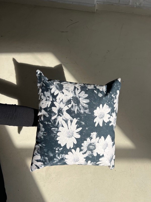 Producto - Almohadón Margaritas negro y blanco